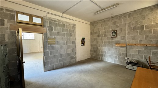 P  R  E  Z  Z  O     R  I  B  A  S  S  A  T  O  -  Locale Deposito con Spazio Esterno Privato